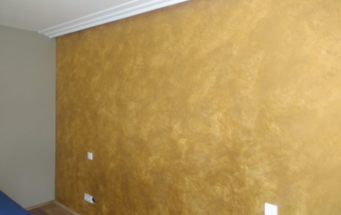 golden-marmoriert gestrichene Wand