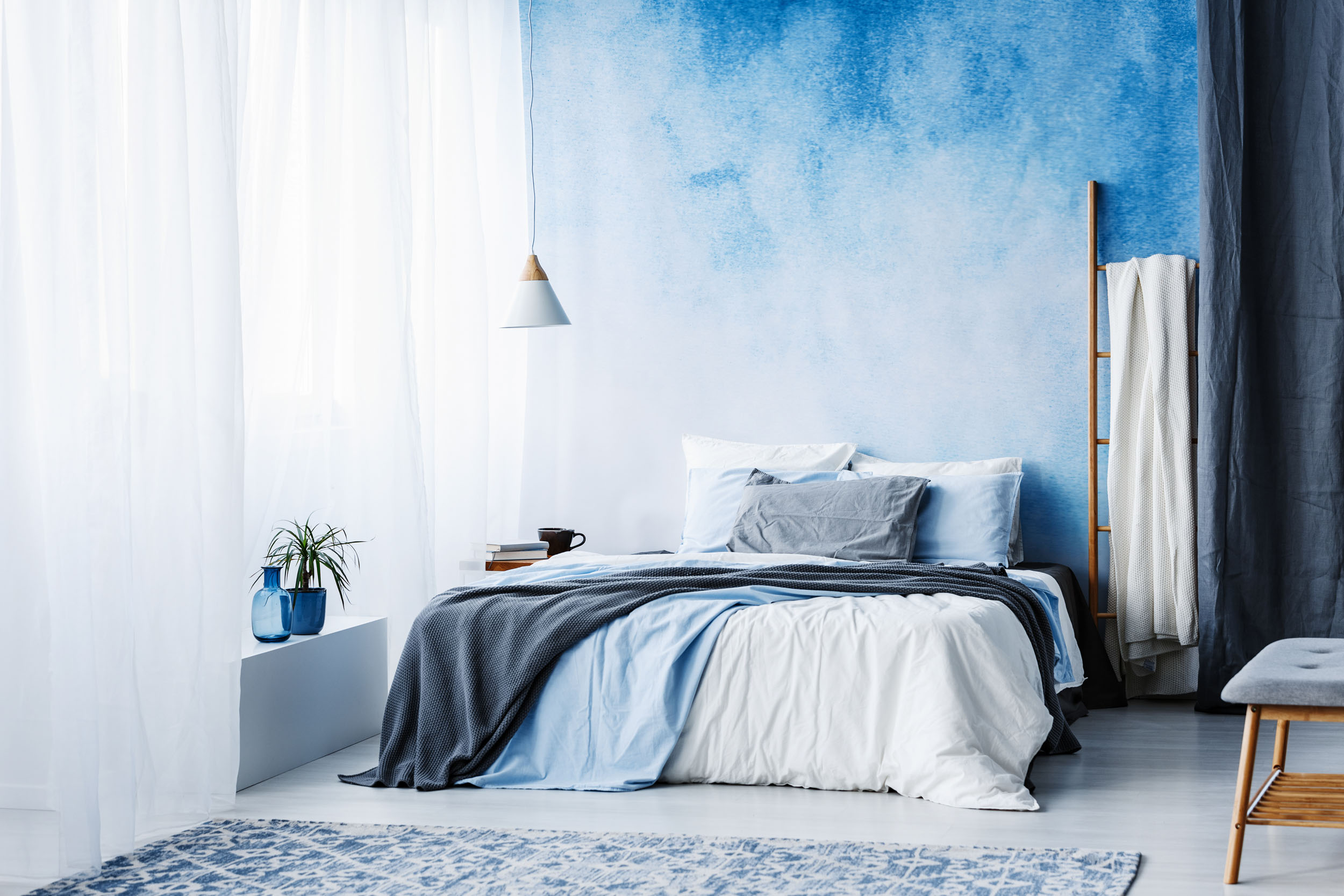 Gestaltende Wandtechniken – Peter Weigert modernes Schlafzimmer in verschiedenen Blau- und Grautönen