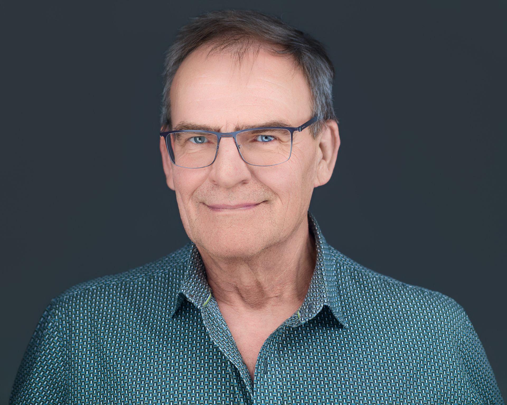 Peter Weigert Bild von Peter Weigert - Mann mit Brille und blau-gemustertem Hemd